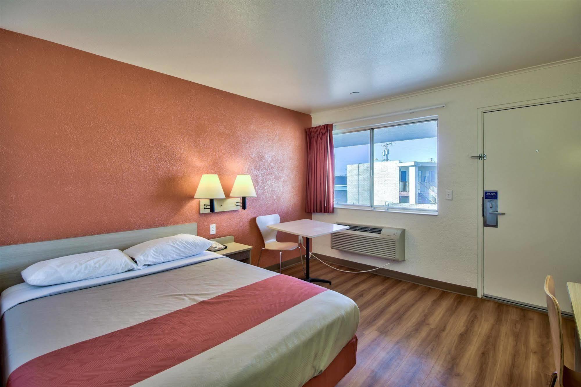 Motel 6-Youngtown, Az - Phoenix - Sun City Eksteriør billede